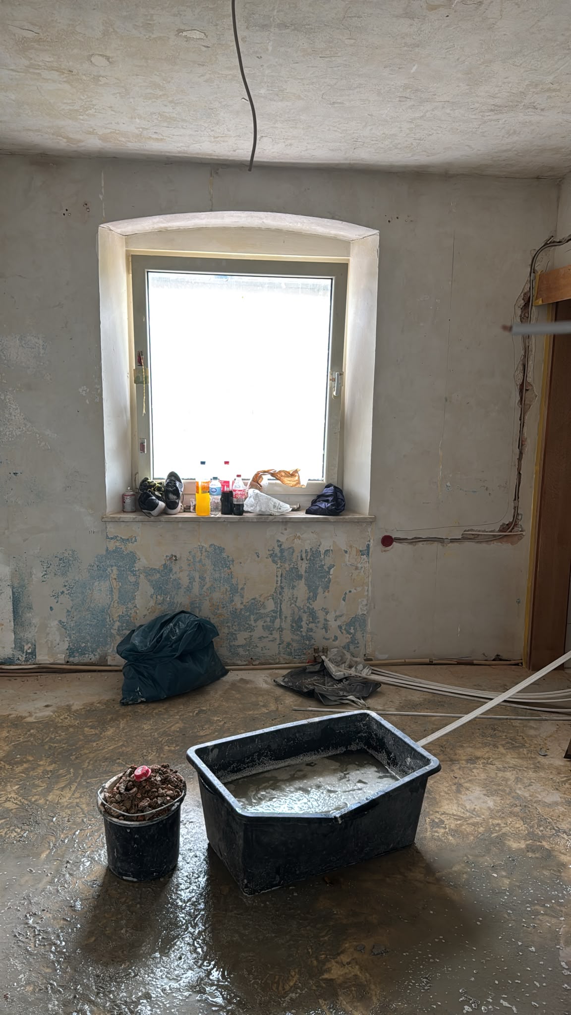 Innenraum mit freigelegten Wänden – Aufnahme aus unseren Arbeiten